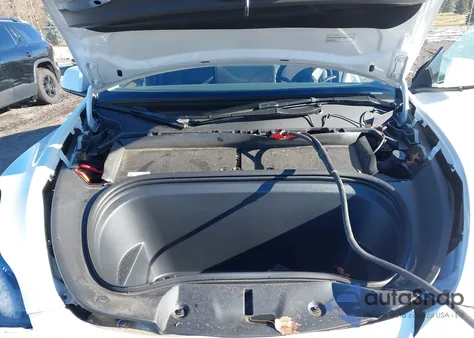 2024 Tesla Model Y Long Range Dual Motor All-Wheel Drive z USA, uszkodzony, nr VIN 7SAYGDEE3RF185141